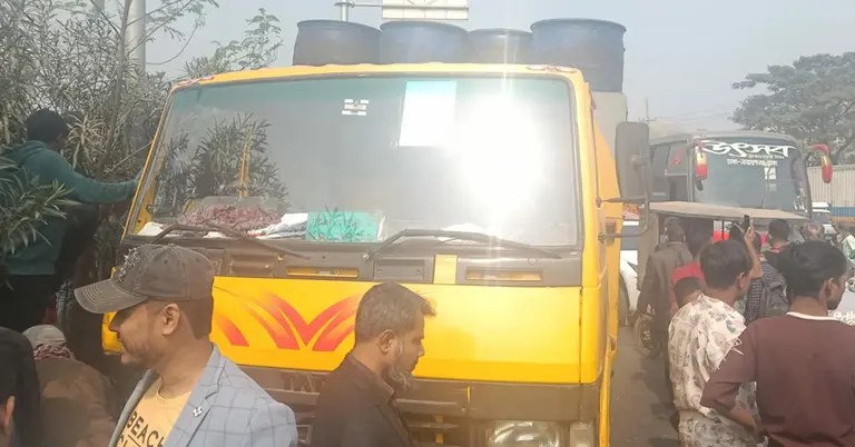 ট্রাক চাপায় নিহত একজন